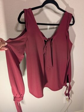 GUESS BRAND Cold-Shoulder Tie-Front Blouse in Wine